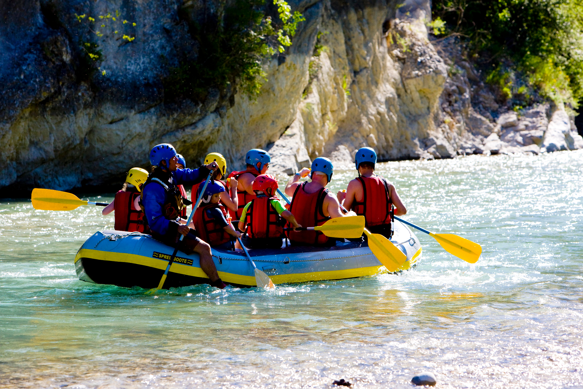 Adrenalinskega spusta na Soča rafting se bo udeležilo štirideset zaposlenih